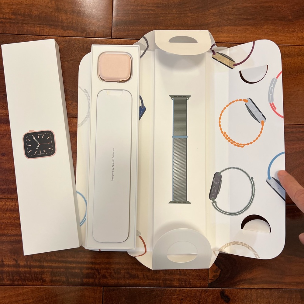 Apple Watch Series 6 Gold GPS + CEL 44MM w/ Inverness Green Sport Loop